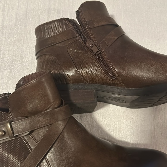 BareTraps Women’s Brown Ankle Booties w/ Design all along the side Size 8 - Picture 5 of 14
